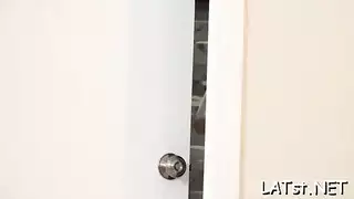 إباحي لاتيني: نيك حلق قاسي يؤدي إلى دك مؤخرة مستديرة بقوة