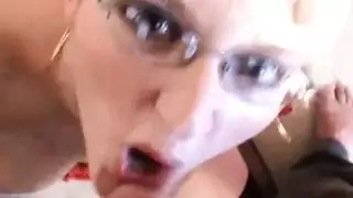 شقراء ذات أثداء مستديرة كبيرة في مشهد شرجي إباحي