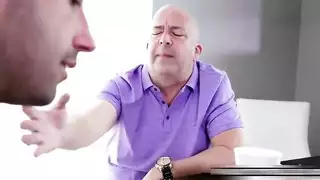 ممثلة كورية للكبار تُضرب على عمود صلب