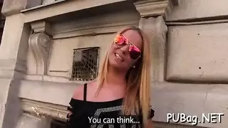 مصة إباحية: عاهرة راكعة تأخذه بعمق في حلقها