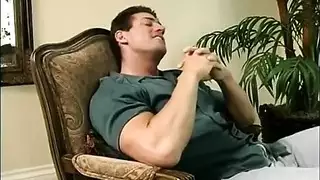 فتاتان مثارتان تمصان قضيب صديقهما ثم تتناوبان على ركوبه