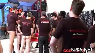 جميلة ساخنة بابتسامة شيطانية في مشهد جنس فموي صريح