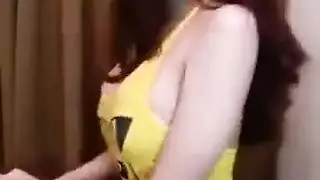 عاهرة شابة مرسومة بقذف منوي سميك