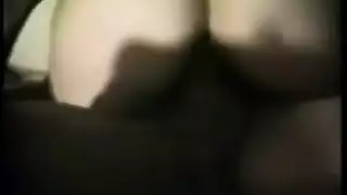 من العقلانية إلى القذارة: فتاة ذات شعر أسود ونظارات تأخذ قضيبًا أسودًا همجيًا