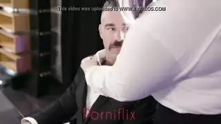 تقبيل فرنسي عميق يؤدي إلى تواصل بصري صريح وأكثر