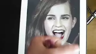 الفاتنة السمراء تطالب بجنس مزدوج قاسي مرة يومياً على الأقل