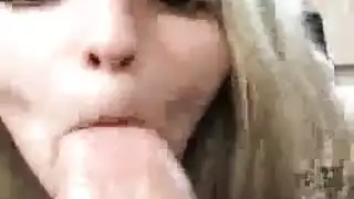 متعة الجنس الجماعي العام: بنطال وردي وبظر لعوب مكشوف