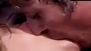 لعب الشفاه الشهي في هذا المقطع الإباحي الساخن