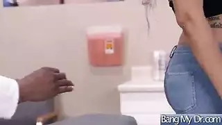سكس نيك قوي بين الطبيب الزنجي أبو زب كبير والمريضة الشقراء أم بزاز ضخمة