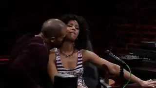 فتاة راديو بمؤخرة ضخمة تحصل على ضرب من الخلف