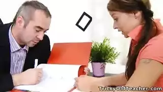 طالبة ممتلئة الجسم تبادل الجنس لدرجات جيدة درس خاص مع الأستاذ