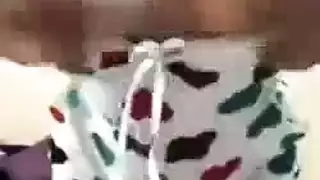 فتاة خليجية مثيرة تقدم عرضًا صريحًا على الكاميرا مع إظهار ثدييها الكبيرين