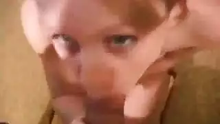 الفاتنة الشقراء تمص قضيبه وتشرب كل سائله المنوي