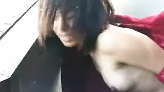 مراهقة آسيوية ساخنة تمص وتنيك على الدرج في هذا الفيديو