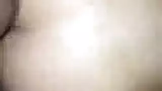 فحل أسمر يمارس الجنس مع فرج الفتاة البيضاء الضيق ويمطرها بمنيه