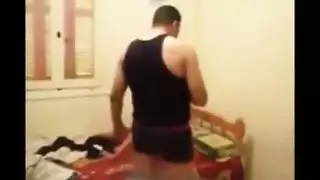 نيكة سريعة في غرفة الضيوف: امرأة عربية متزوجة تمارس جنس عنيف