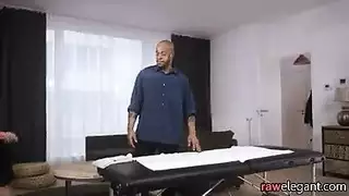 الفتاة تصرخ من الزب فى طيزها