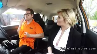 فتاة مفلسة بكعب عالي تتعرض للجماع على وجهها من شاب موشوم