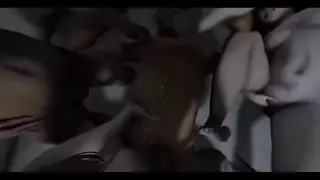 فتاة جريئة في حزام الدراجة النارية تأخذ جنسًا إباحيًا بمشاركة رجلين