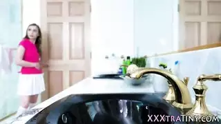 حفلة جنس مراهقات في الحمام: حركات سحاقية مع مشاهد ذكر