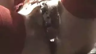 نكاحها بعمق بقضيب بلاستيكي ضخم