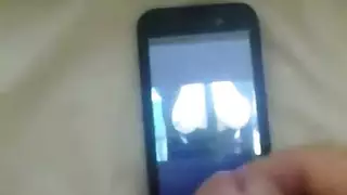 منحنية فوق طاولة الفحص للشرج العنيف والأنين الشديد