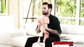 الهدف المهني النهائي للعاهرة الشقراء الصغيرة: ترقية لعمل جماعي