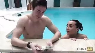 عشيق سباحة بهلواني في السيرك