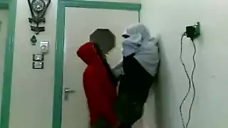 محجبات ومعروضات للبيع: هؤلاء العاهرات يحددن رسوم النيك