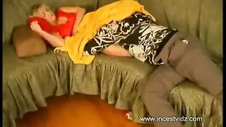 شقراء ميلف تأخذ عذرية ابنها في مشهد إباحي ساخن