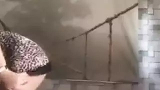 فتاة وقحة تلذذ لقضيبه بفمها ثم تفتح ساقيها لجنس شرجي صارم