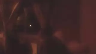 العاهرة المخضرمة ليتل كات في جماع جماعي تبادلي مع رجال متزوجين