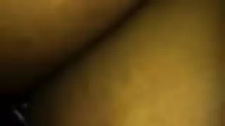 لعب مؤخرة خلسة: فرك انتصابي على مؤخرتها النائمة حتى أنفجر