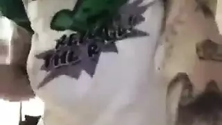 ثلاثي إباحي: فتاة في زي تبلع القضيب الطويل وفم ساذج يلتهم البظر