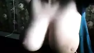 فتاة صغيرة تلعب بكسي في مشهد إثارة فردي