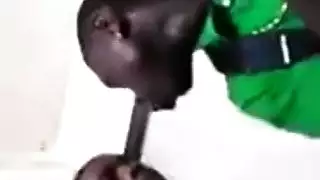 العاهرة السمراء تختنق بالقضيب الأسود السميك قبل أن تركبه بقوة