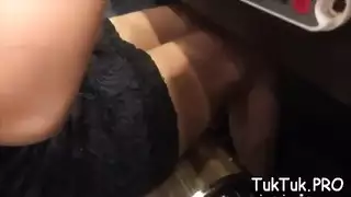 المرة الأولى للسمراء مع قضيب جلدي تجلب نشوة صعبة