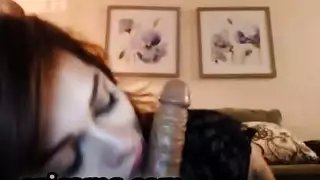 فتاة سمراء تمصّ وتداعب قضيب متحول