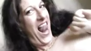 جنس حنجري مكثف على الأريكة مع شاب أسمر جائع للمني