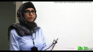 فتاة جامحة تطلب جنسًا صريحًا عبر الهاتف – فيديو إباحي مجاني