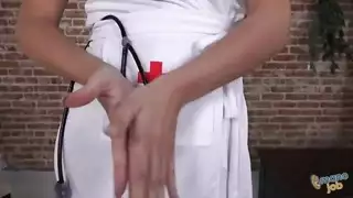 ممرضة وقحة تداعب وتمص قضيبًا كبيرًا قاسيًا للمتعة