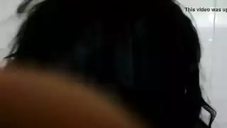 يلحس كسها بيده