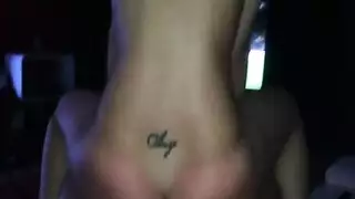 ٥ فتاة جامحة تأخذ كل بوصة من ذلك القضيب العربي الثخين