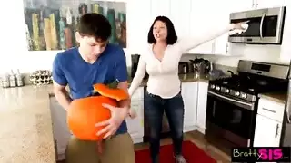 أمهات مثيرات تهيمن وتركب ابن الزوج في حفلة جنس بعد الأكل