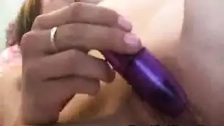 عصير ليمون حامض يقطر على زبور كبيرة سوداء