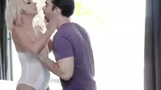 حارسات يابانيات يأخذن عدة أعضاء ذكورية في جنس جماعي