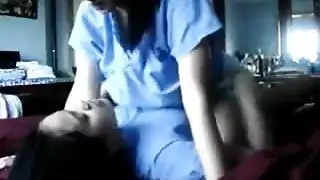 عاهرة هاوية تمت مداعبها من قبل غريب في المركبة إباحية مجانية