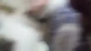 أم مثيرة ذات أثداء كبيرة تتعرض لعملية جماع جماعي عنيفة