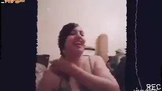 فتاة وقحة ترقص وهي تعرض صدرها العاري