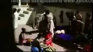بنت جميلة تبدل ملابسه بالكامل